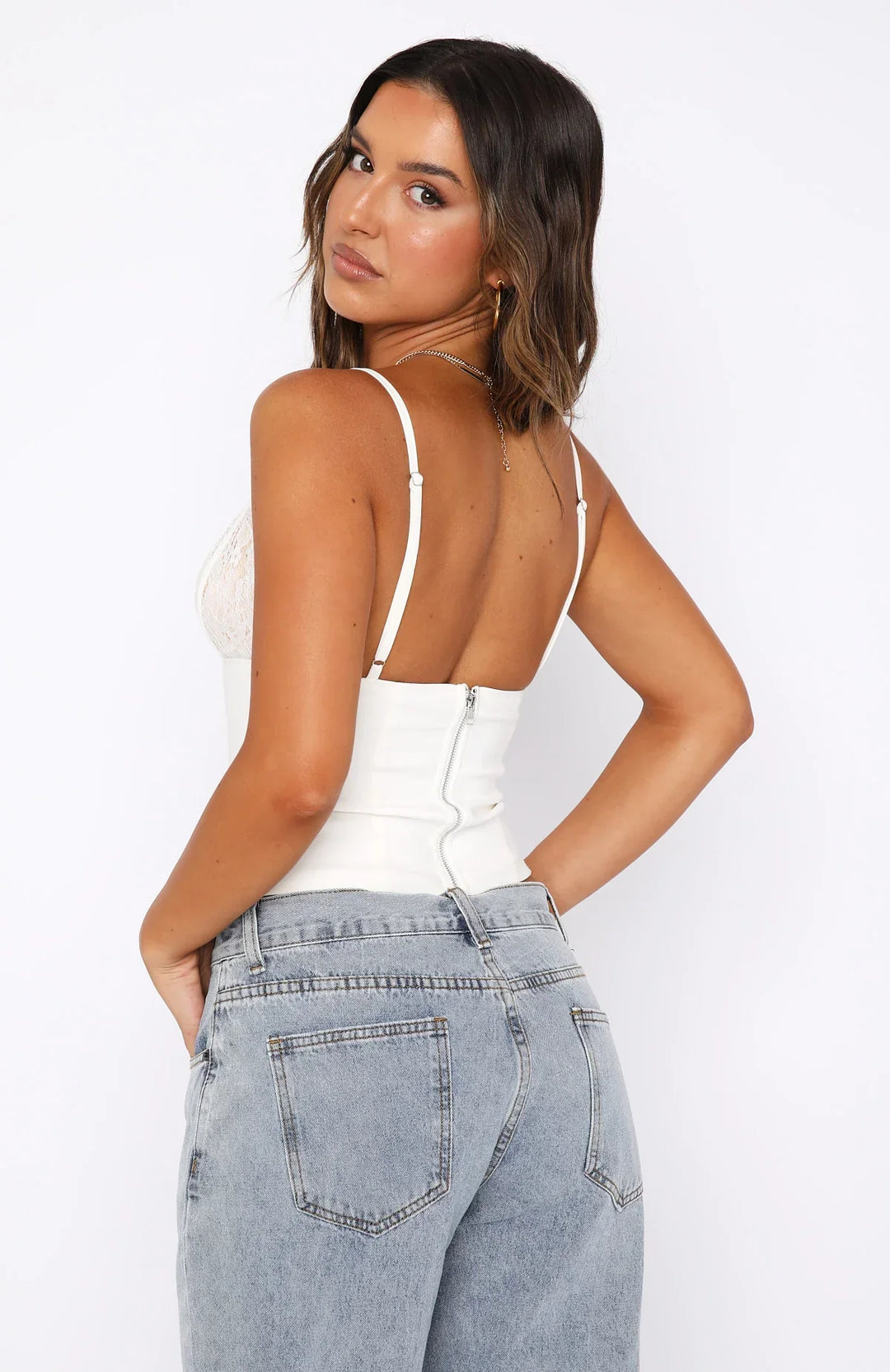 Cami top med blondedetaljer og dyb udskæring