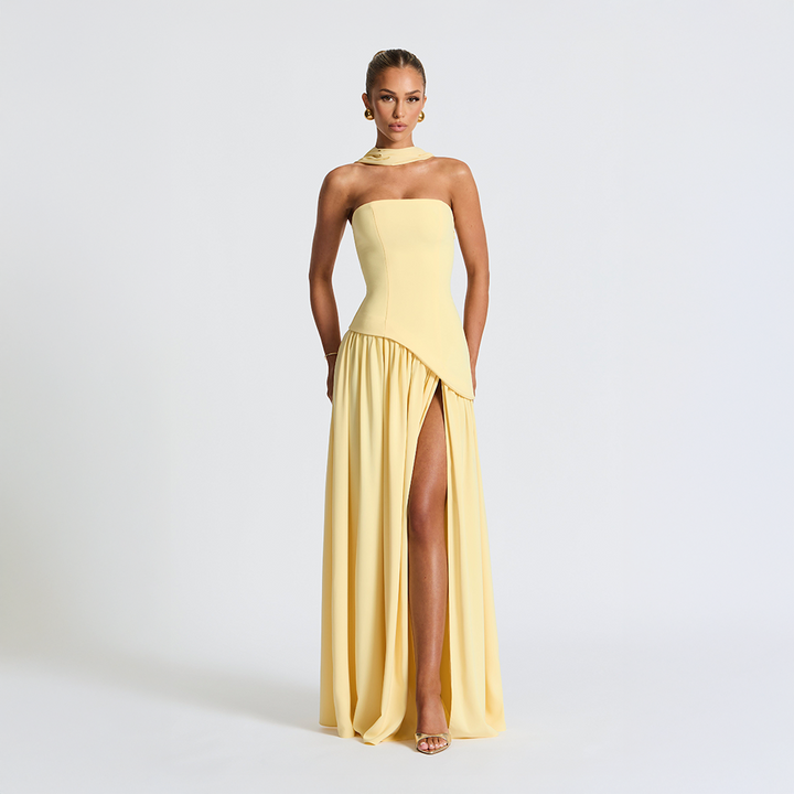 Stropløs lang kjole med asymmetrisk snit og høj slids