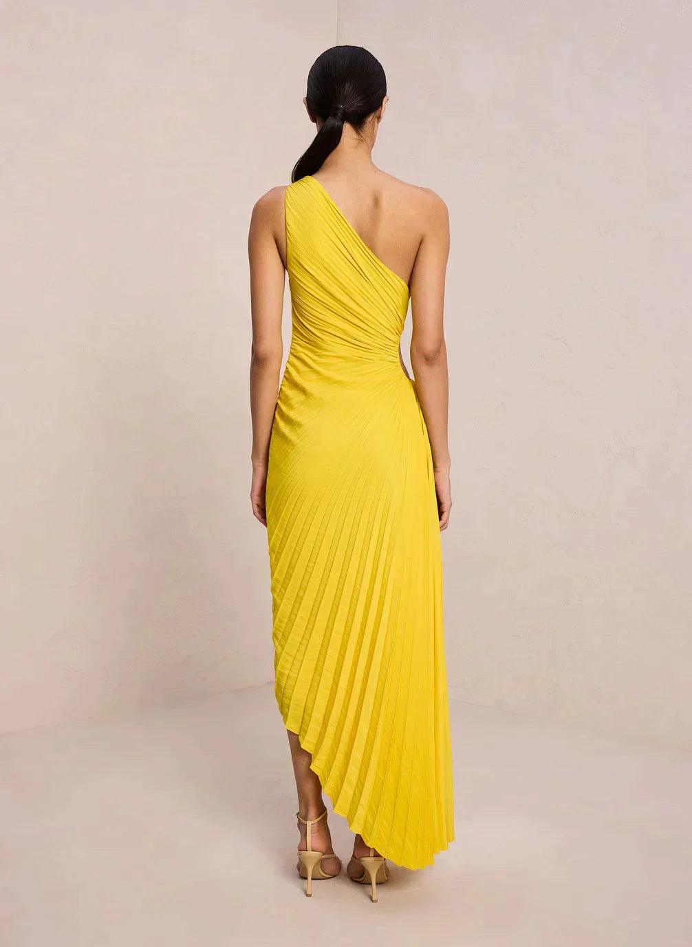 Plisseret Midikjole med Én Skulder og Elegant Feminint Festlook