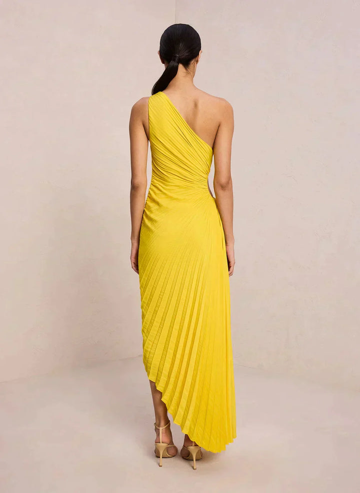 Plisseret Midikjole med Én Skulder og Elegant Feminint Festlook