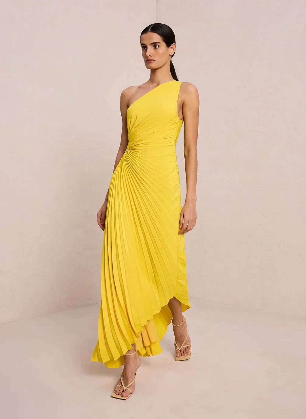 Plisseret Midikjole med Én Skulder og Elegant Feminint Festlook