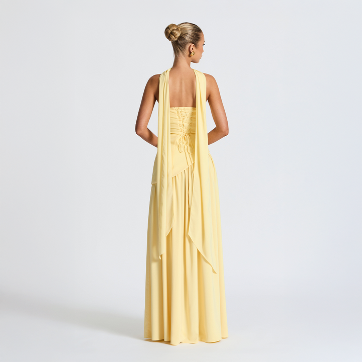 Stropløs lang kjole med asymmetrisk snit og høj slids