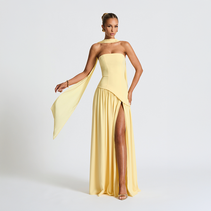 Stropløs lang kjole med asymmetrisk snit og høj slids