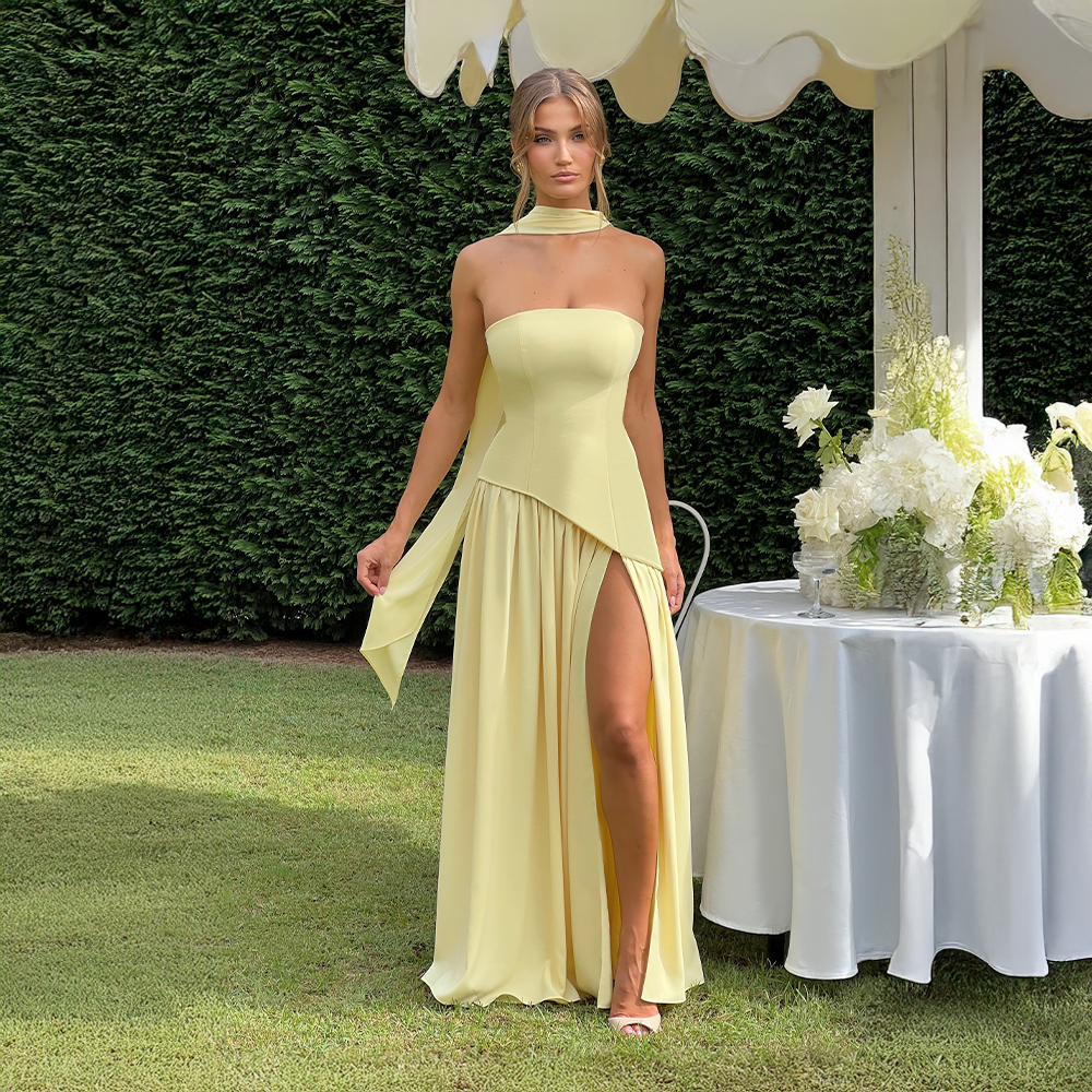 Stropløs lang kjole med asymmetrisk snit og høj slids