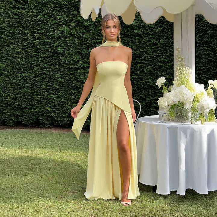 Stropløs lang kjole med asymmetrisk snit og høj slids