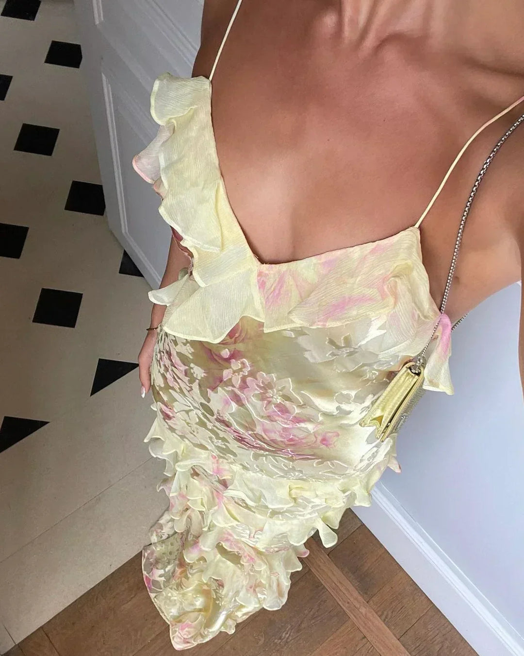 Lang blomsterkjole med flæser og romantisk pasform til kvinder