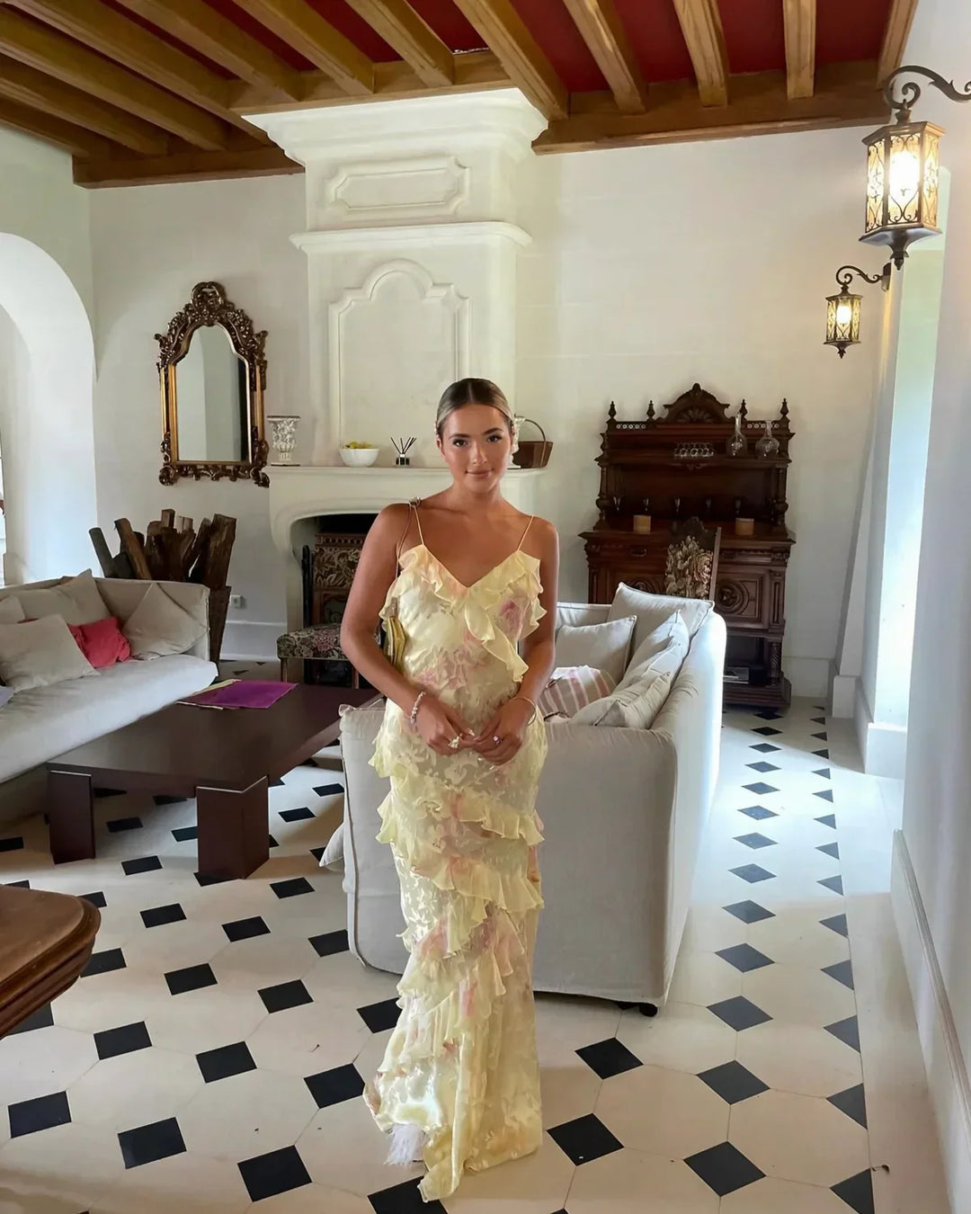 Lang blomsterkjole med flæser og romantisk pasform til kvinder