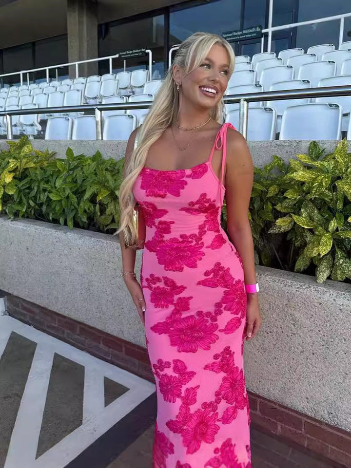 Lang figursyet kjole med blomsterdetaljer og bindestropper