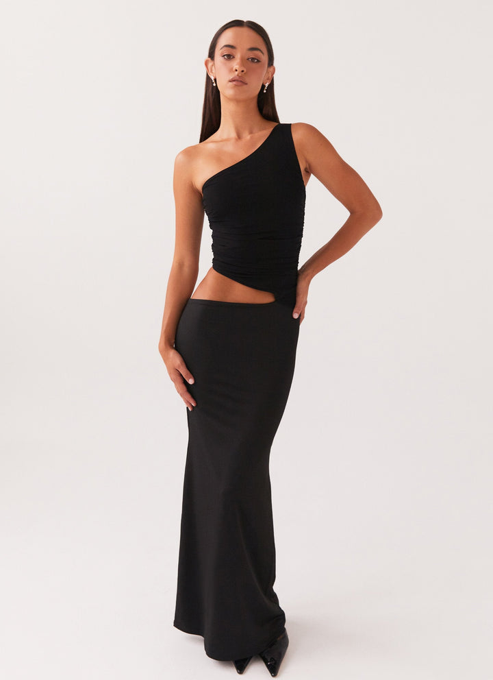 Lang kjole med one shoulder design og cut out detalje