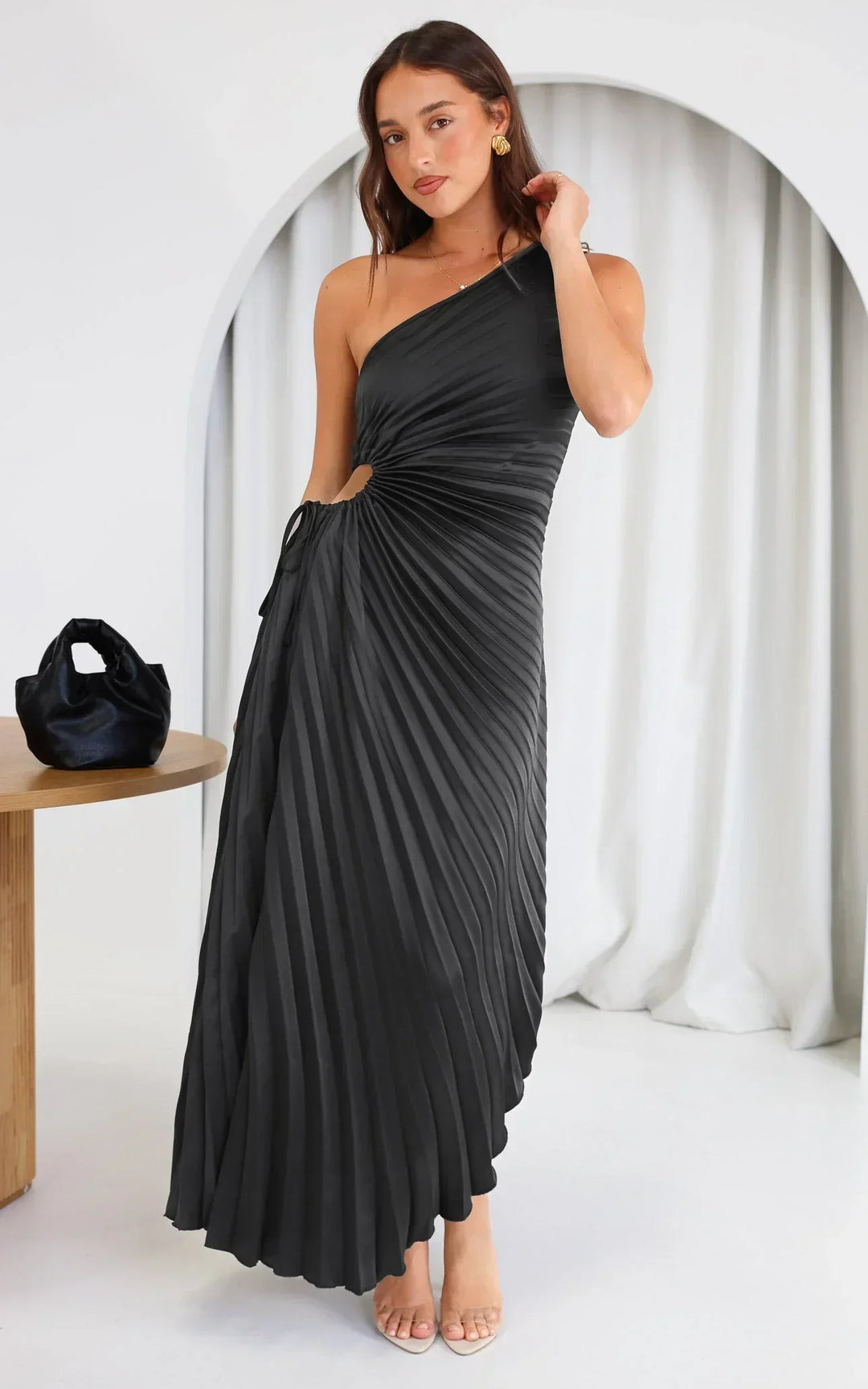 Plisseret Midikjole med Én Skulder og Elegant Feminint Festlook