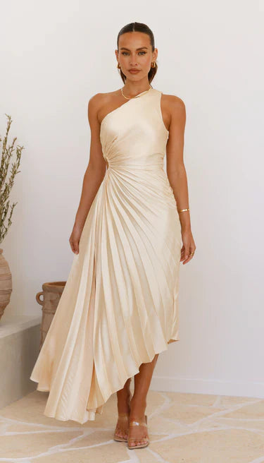 Plisseret Midikjole med Én Skulder og Elegant Feminint Festlook