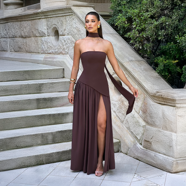 Stropløs lang kjole med asymmetrisk snit og høj slids