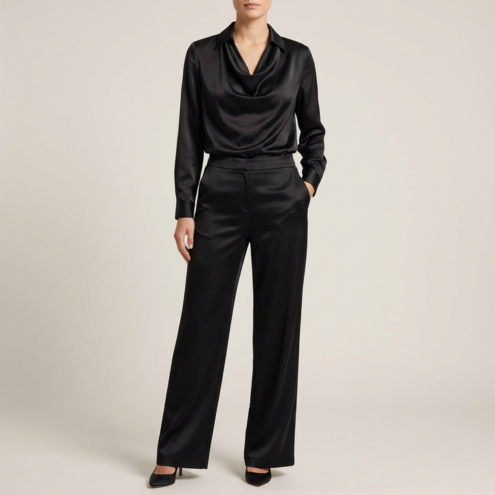 Satin damebluse med draperet halsudskæring