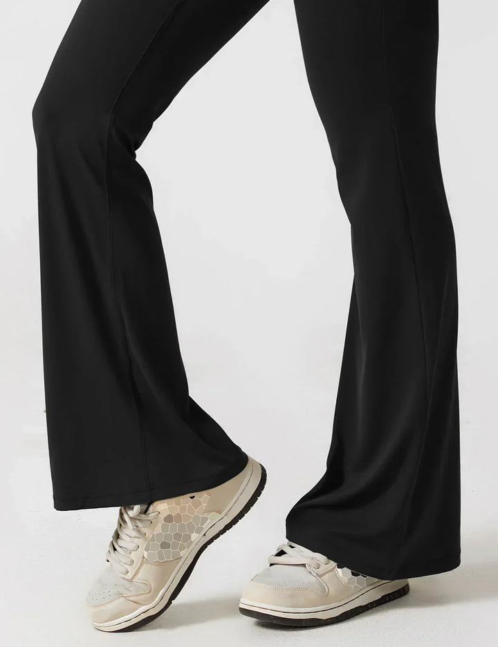 Flared jumpsuit med V-ryg og formende pasform til kvinder