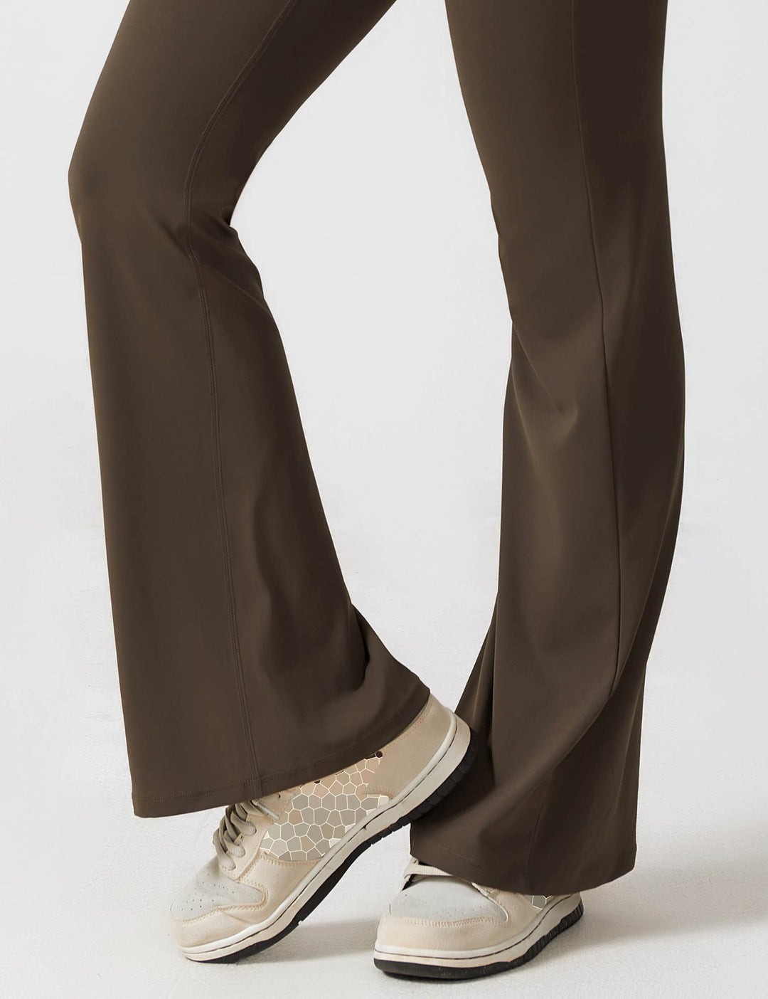 Flared jumpsuit med V-ryg og formende pasform til kvinder