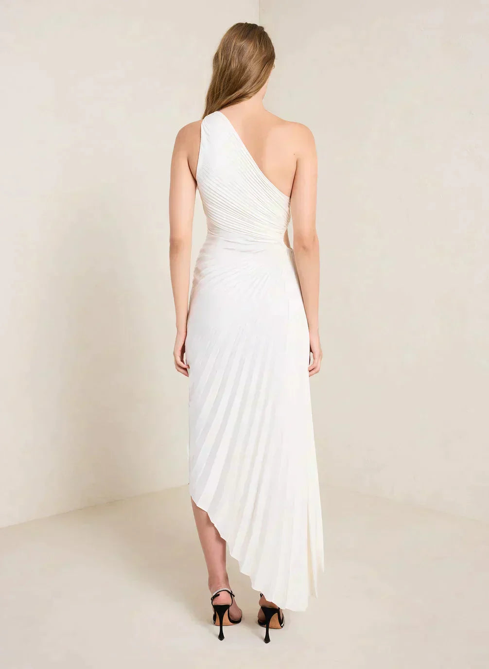 Plisseret Midikjole med Én Skulder og Elegant Feminint Festlook