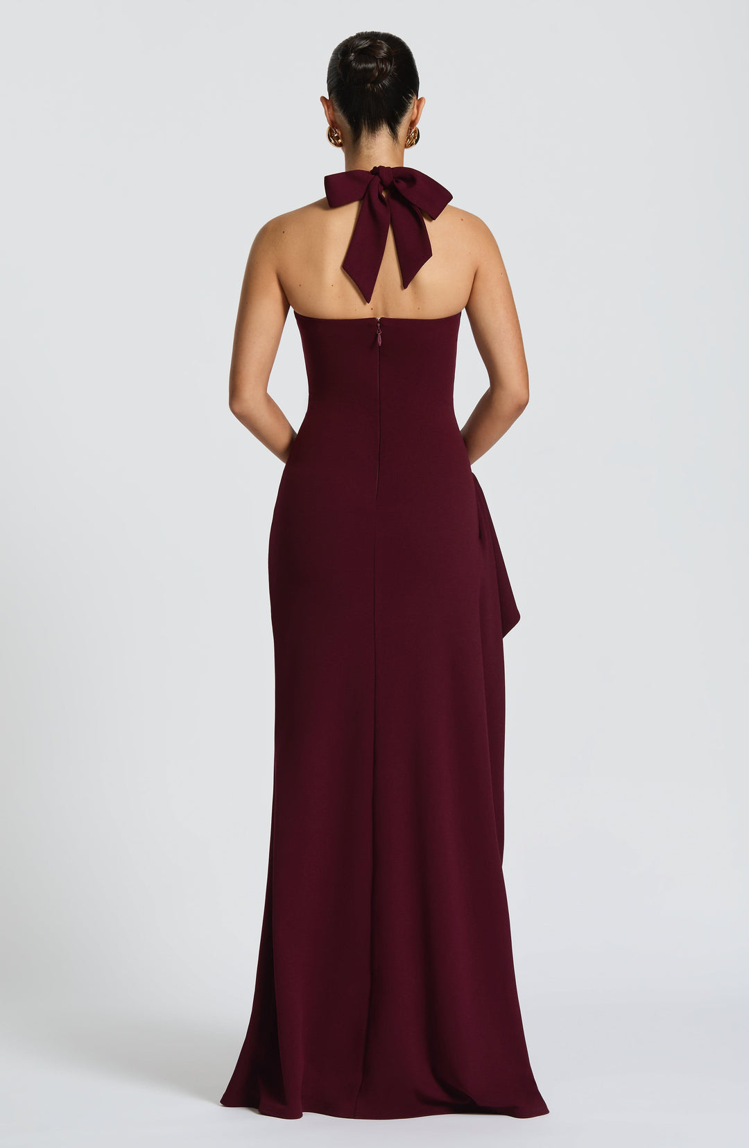 Lang Halterneck Kjole med Slids og Elegant Aftenlook