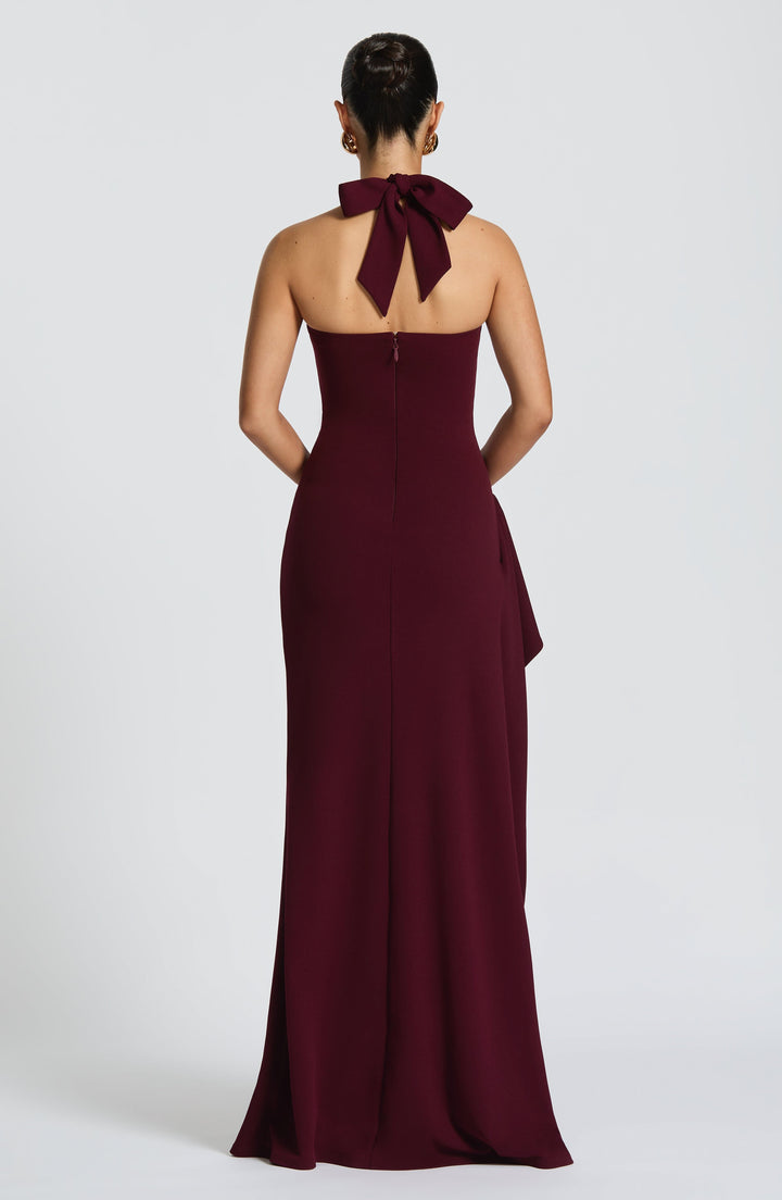 Lang Halterneck Kjole med Slids og Elegant Aftenlook