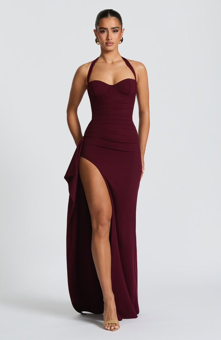 Lang Halterneck Kjole med Slids og Elegant Aftenlook