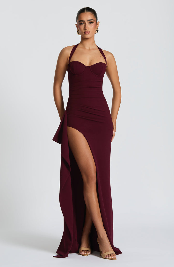 Lang Halterneck Kjole med Slids og Elegant Aftenlook