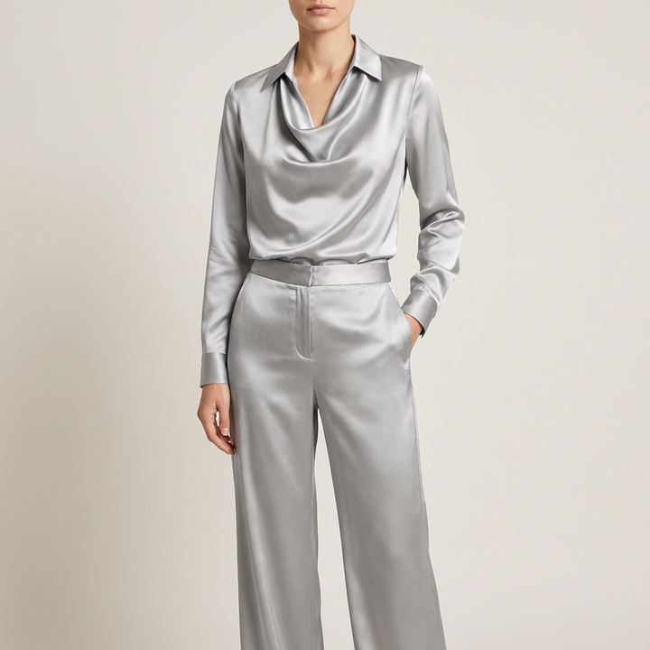 Satin damebluse med draperet halsudskæring