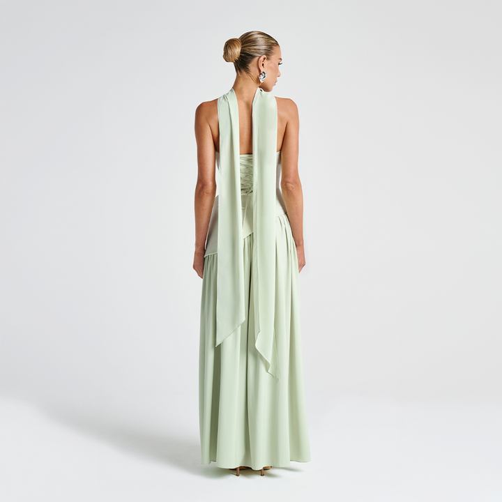 Stropløs lang kjole med asymmetrisk snit og høj slids