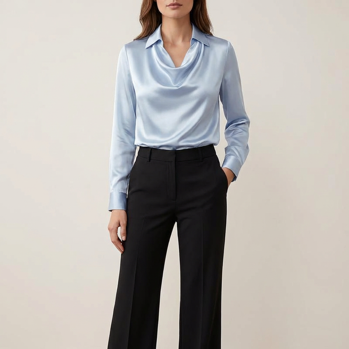 Satin damebluse med draperet halsudskæring