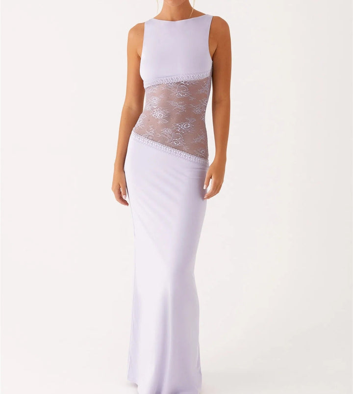 Lang blondekjole med sofistikeret silhuet