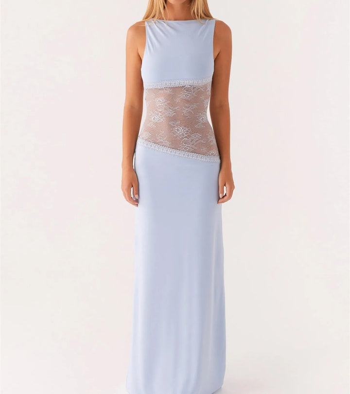 Lang blondekjole med sofistikeret silhuet