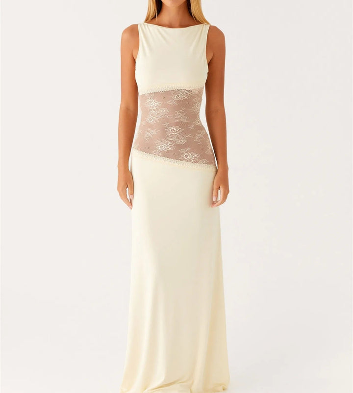 Lang blondekjole med sofistikeret silhuet