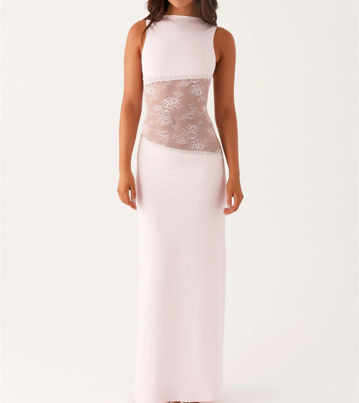 Lang blondekjole med sofistikeret silhuet