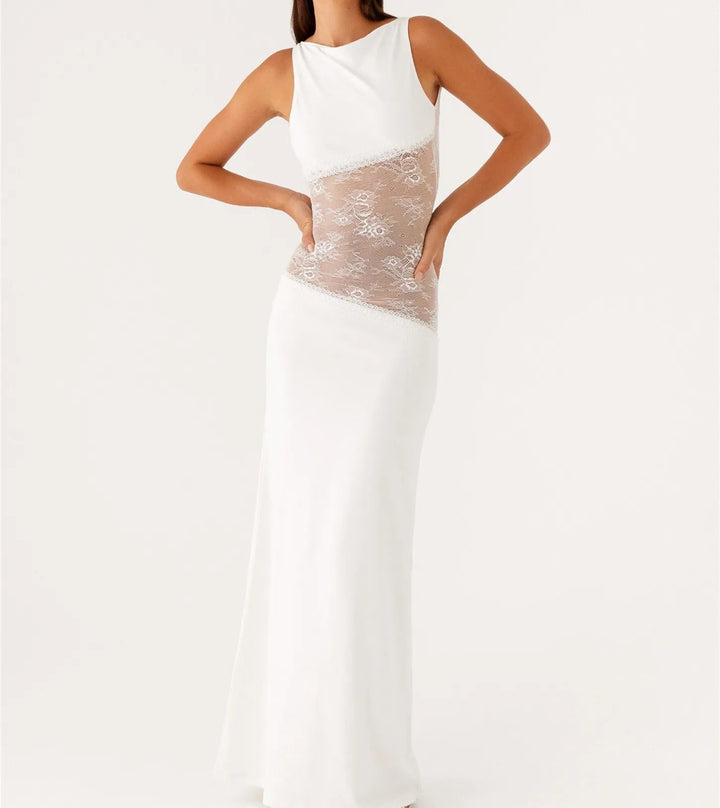 Lang blondekjole med sofistikeret silhuet