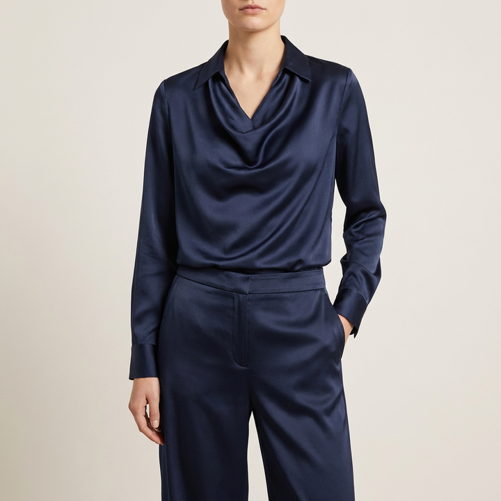 Satin damebluse med draperet halsudskæring