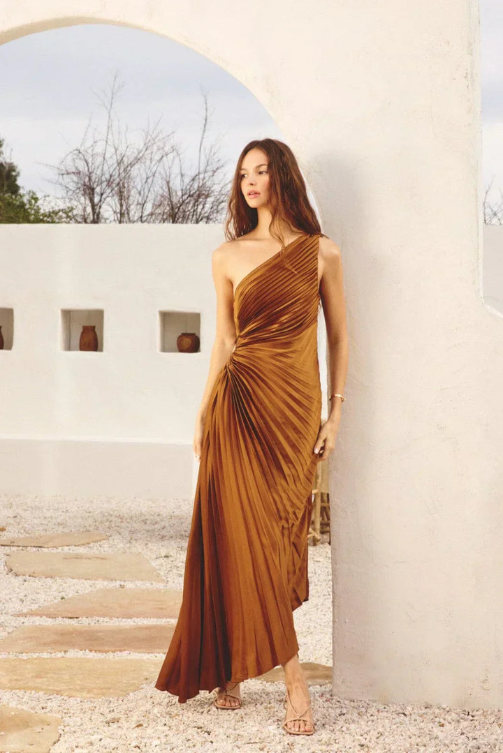 Plisseret Midikjole med Én Skulder og Elegant Feminint Festlook