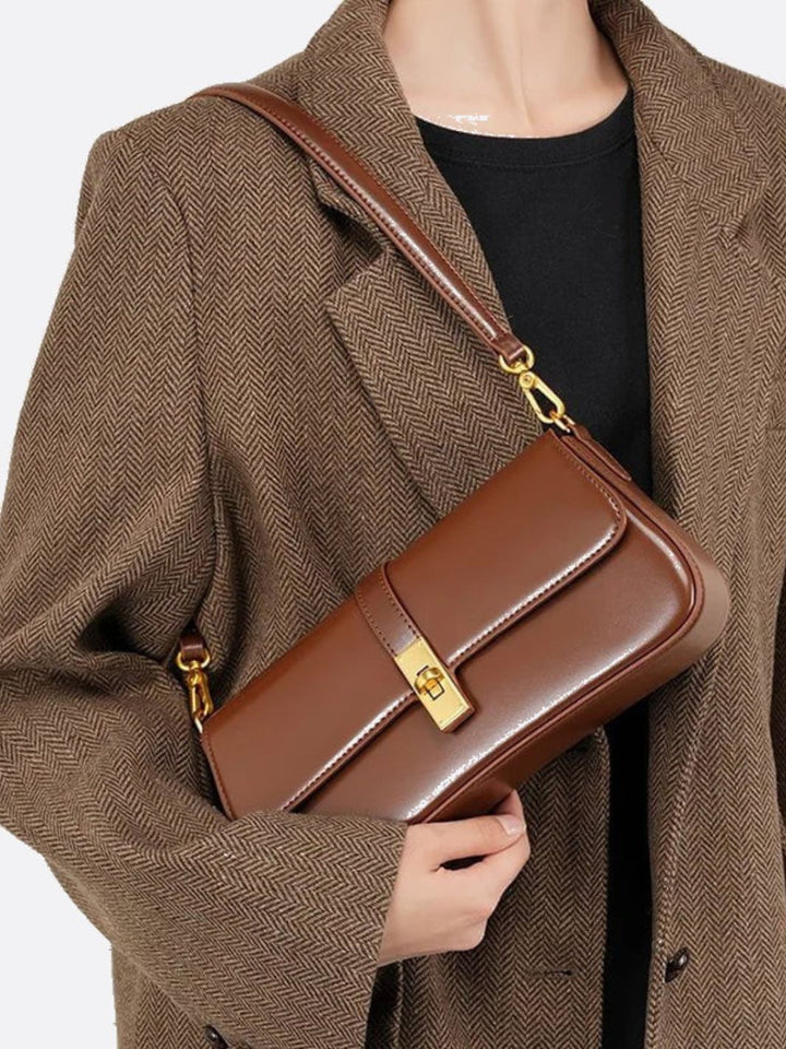 Elegant Læder Skuldertaske I Baguette Design med Guldlås