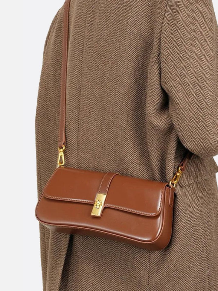 Elegant Læder Skuldertaske I Baguette Design med Guldlås