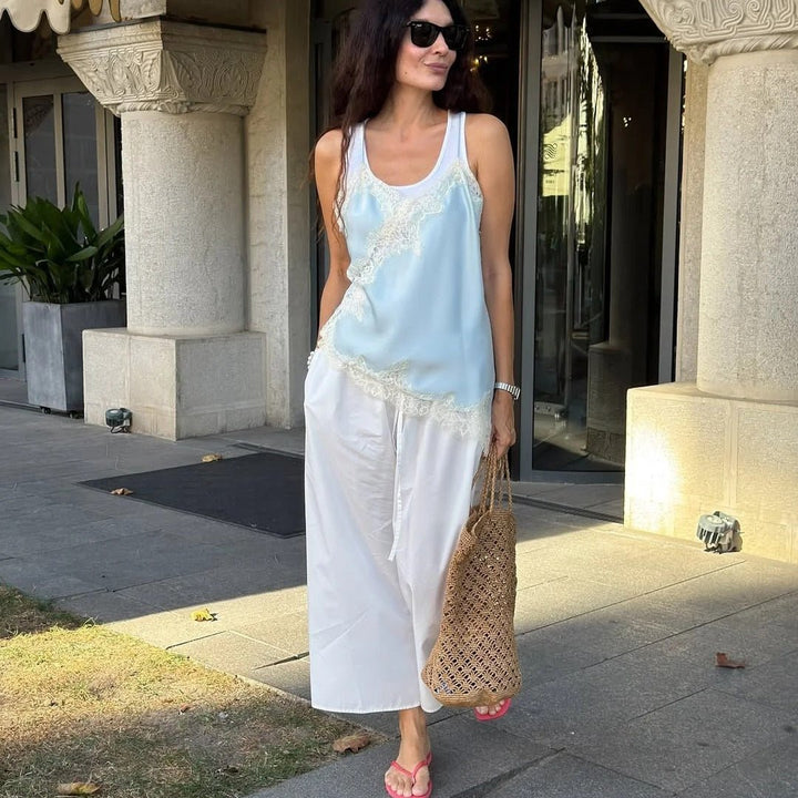 Satintop med blondedetaljer og spaghettistropper