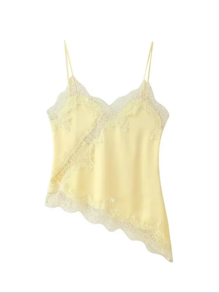 Satintop med blondedetaljer og spaghettistropper