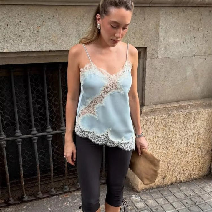 Satintop med blondedetaljer og spaghettistropper