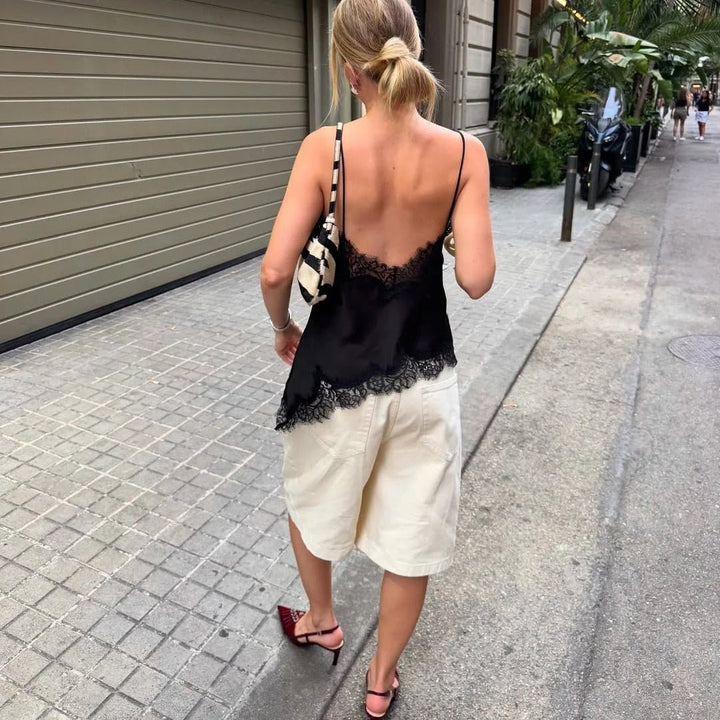 Satintop med blondedetaljer og spaghettistropper