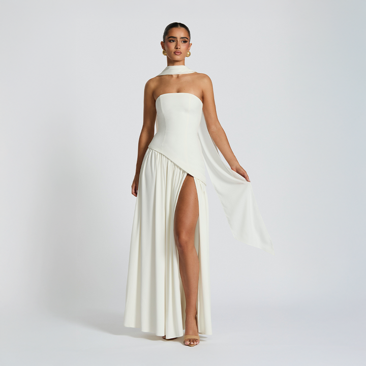 Stropløs lang kjole med asymmetrisk snit og høj slids
