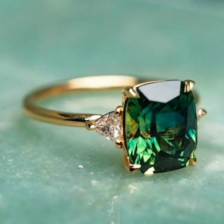 Women's Emerald Green Solitaire Ring