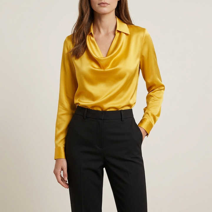Satin damebluse med draperet halsudskæring