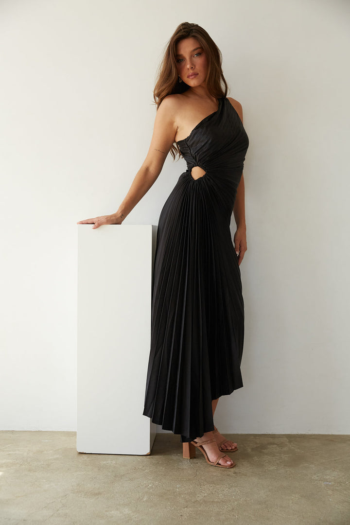 Plisseret Midikjole med Én Skulder og Elegant Feminint Festlook