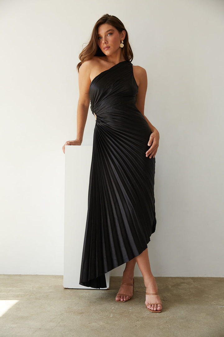 Plisseret Midikjole med Én Skulder og Elegant Feminint Festlook