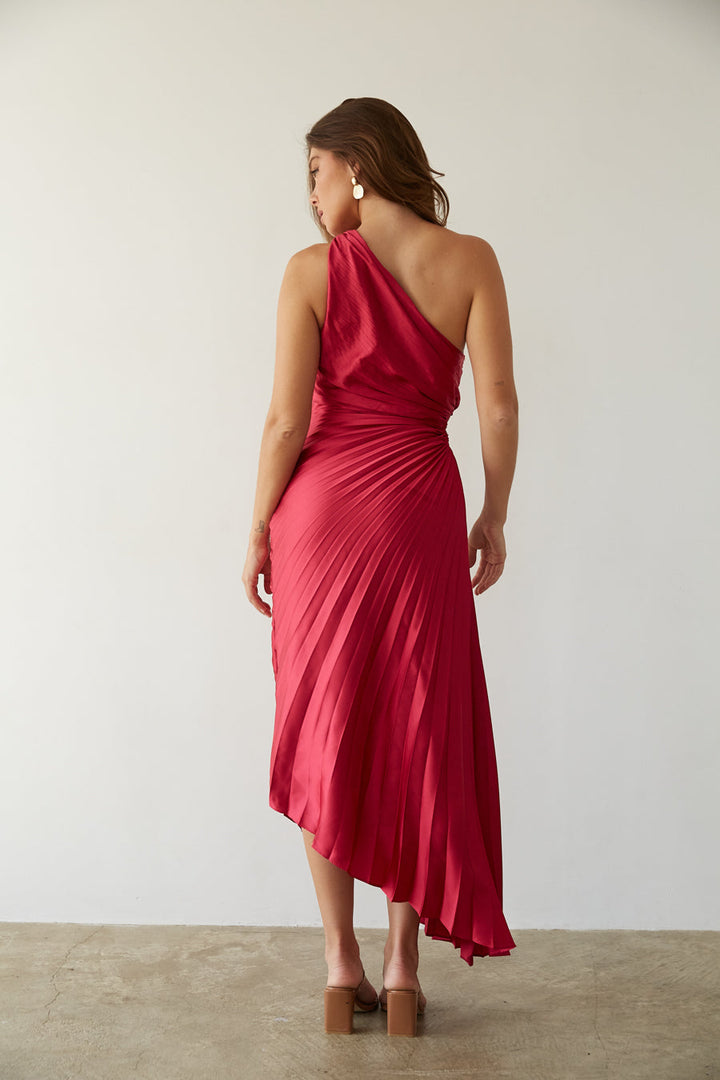 Plisseret Midikjole med Én Skulder og Elegant Feminint Festlook